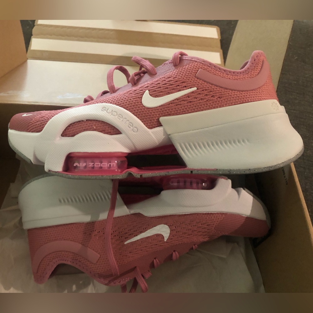 NIB NEVER WORN WOMEN’S NIKE ZOOM SUPER REP Pink and White!!